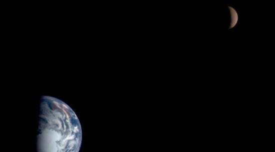 1998年NEAR探测器拍摄到地球位于月球下方的照片
