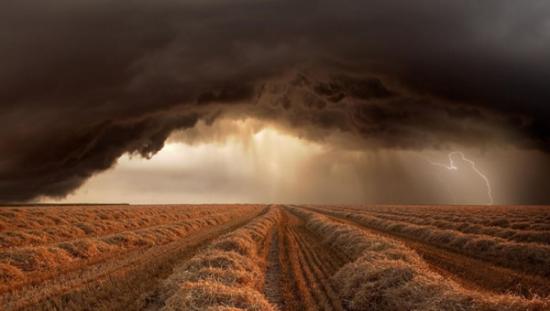 摄影师追逐风暴拍摄的震撼场景