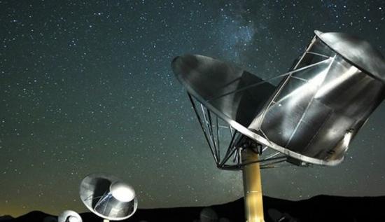 SETI研究所科学家认为外星生物并非只能通过射电波途径来寻找，我们需要了解非人类的沟通方式，外星生物或许是通过这种方式进行通讯