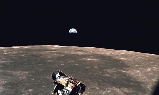 “阿波罗号”飞船登陆月球任务中从月球表面拍摄地球升起，该现象叫做“地出”
