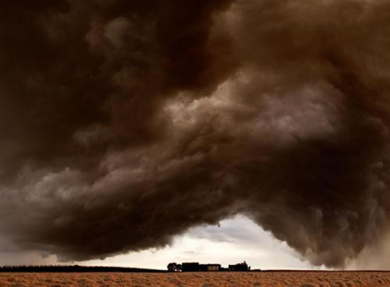 摄影师追逐风暴拍摄的震撼场景