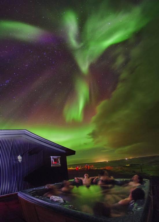 格陵兰岛和冰岛的夜空中突然出现形状酷似龙形的绿色北极光