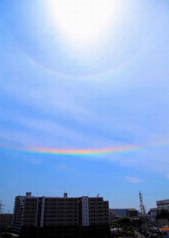 4日中午，出现在日本千叶县船桥市的“环地平弧”景观