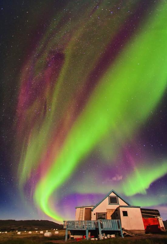 格陵兰岛和冰岛的夜空中突然出现形状酷似龙形的绿色北极光