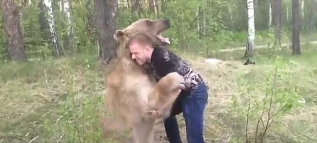 俄罗斯战斗民族铁汉只身与一头棕熊“比赛摔跤”