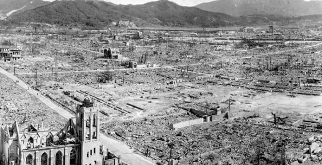 原子弹爆炸后，广岛顿成废墟。