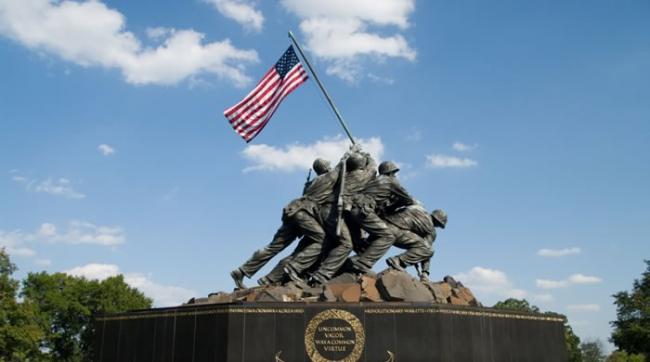 华盛顿纪念雕像以《国旗飘扬在硫磺岛上》照片为蓝本。