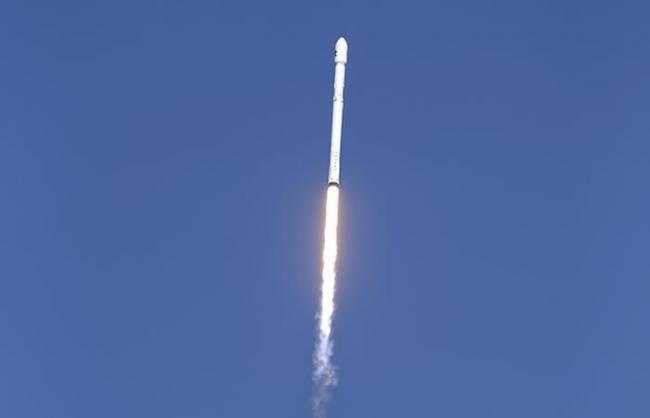 美国SpaceX猎鹰9号火箭尾部着火 成功安全降落