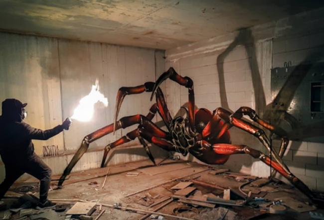 葡萄牙涂鸦艺术家Sergio Odeith推出惊人作品：废墟墙壁画出高3.5公尺大蜘蛛