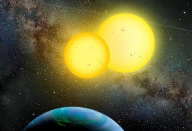 据估算，主恒星质量大约为1.8个太阳质量，半径约为太阳的2.5倍，另一颗恒星就显得更小，只有0.4个太阳质量，半径仅为太阳的1.3倍