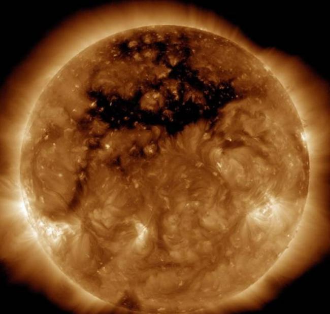 10月15日太阳动力天文台拍摄的壮观日冕洞
