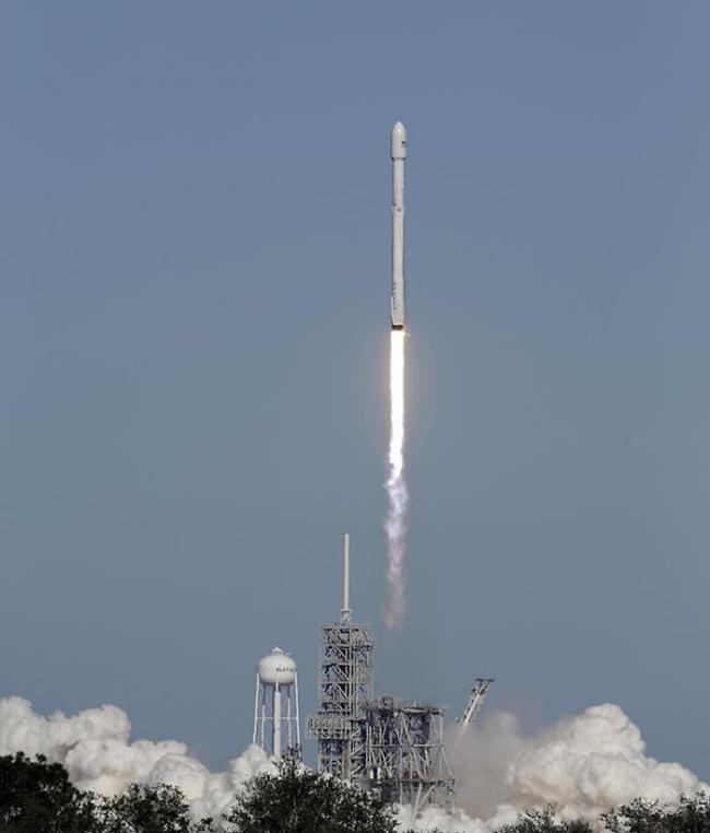 美国SpaceX猎鹰9号火箭尾部着火 成功安全降落
