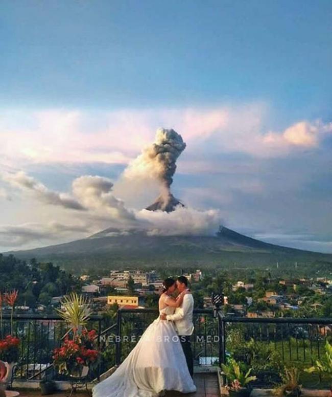 菲律宾马荣火山爆发 新婚夫妇拍婚照永留震撼一刻