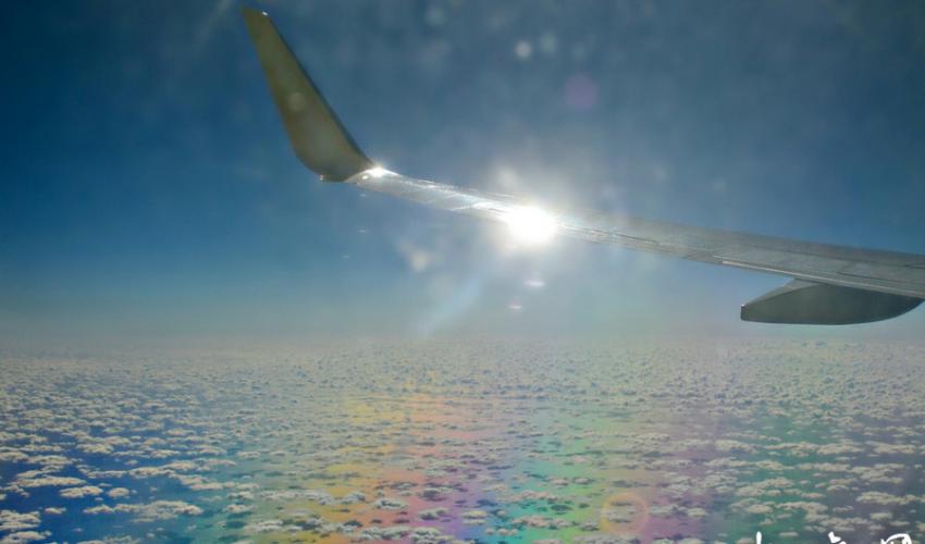 加拿大女乘客在飞机飞越加勒比海上空时拍到“飞跃霓虹”奇景