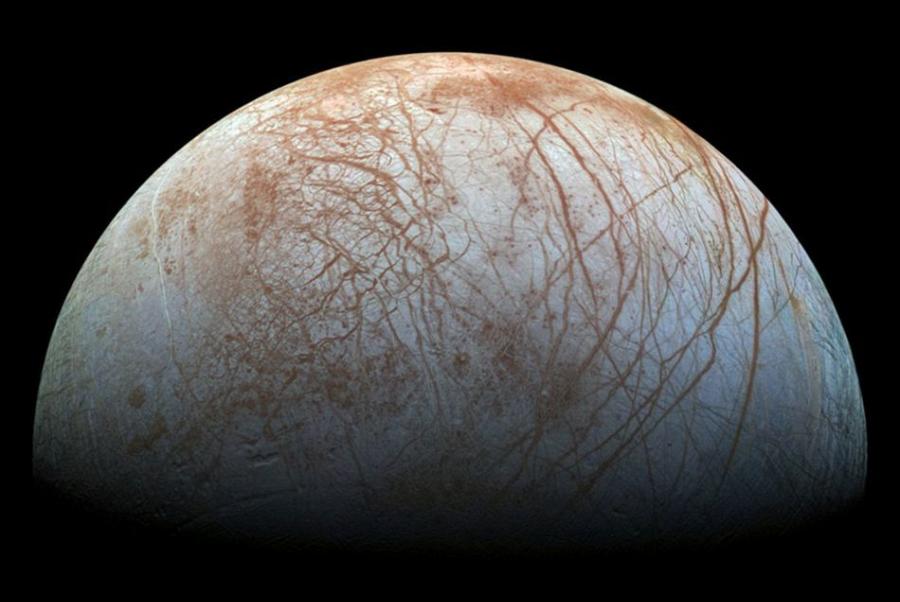 据悉，新照片是目前为止图像分辨率最高的木卫二照片。“欧罗巴”近乎白色的星球表面布满了密密麻麻的脉络。