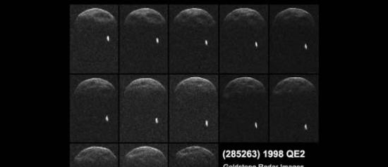 这是首批小行星1998 QE2的雷达图像，获取时小行星距离地球约600万公里。图像中的小白点是这颗小行星的卫星，直径约600米