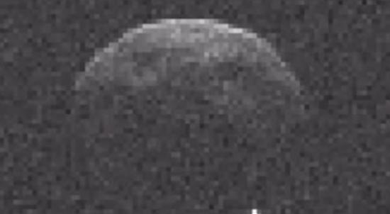 美国宇航局公布带有卫星的小行星1998 QE2的雷达图像