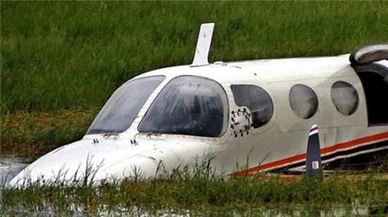 飞机落入湄公河，机头浮出水面。