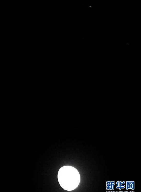云南昆明拍摄的“火星合月”
