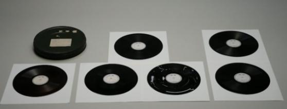 《终战诏书》的原版录音唱片共5张，另有一张日皇谈及粮食问题的录音唱片。
