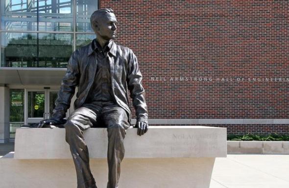 尼尔・阿姆斯特朗在普渡大学内的铜像