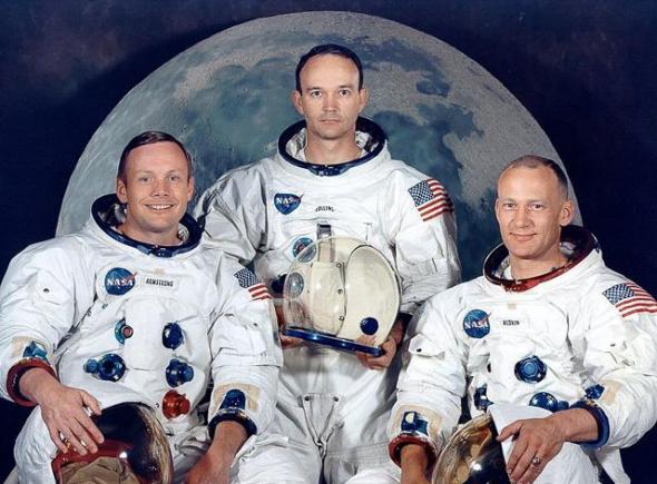 阿波罗11号成员合影。左起：尼尔・阿姆斯特朗、迈克尔・柯林斯、巴兹・奥尔德林。