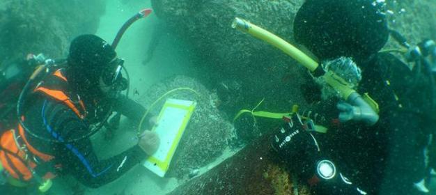 在开普顿外海55公尺之处，潜水员调查没入水中的奴隶船残骸。寻宝人在1980年代发现这处遗迹，但误以为它是荷兰商船。 Photograph courtesy Iz