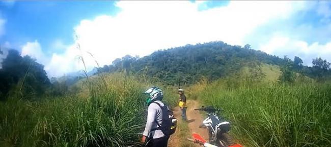 印尼班达亚齐森林惊现疑似哈比人的神秘小矮人 摩托车手吓得跌倒在地