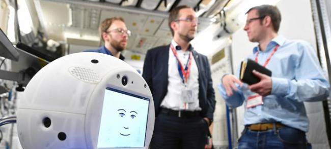 球形的人工智能机器人已被运上太空，为首次人类在太空与机器人互动。