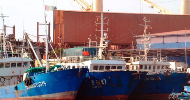 被搜获有大批鱼翅和死鲨的中国渔船。