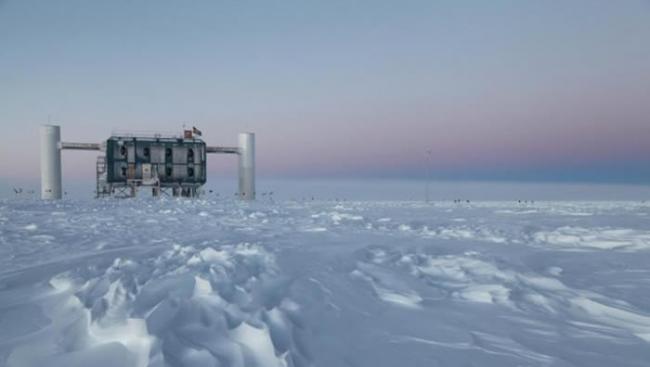 冰立方（IceCube）天文台是全世界首屈一指的微中子侦测站，座落在南极洲阿曼森史考特南极站（Amundsen-Scott South Pole Station