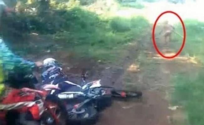 印尼班达亚齐森林惊现疑似哈比人的神秘小矮人 摩托车手吓得跌倒在地