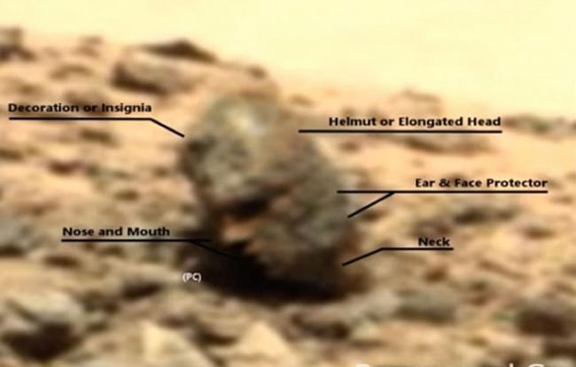 无数岩石散布在火星灰尘山丘上，前不久有人声称在火星表面发现“人类头部”，事实上这是一个接近人类头部结构的灰色岩石。