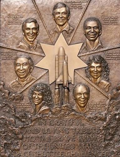 弗吉尼亚州阿林顿国家公墓的“挑战者”号纪念匾额，纪念在“挑战者”号空难事故中遇难的7名宇航员