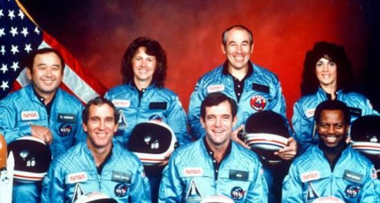 遇难的“挑战者”号宇航员，从左至右分别是鬼冢承次、迈克尔-史密斯、克丽斯塔-麦考利夫、迪克-斯科比、格雷戈里-贾维斯、罗纳德-麦克奈尔和朱迪丝-伦斯尼克