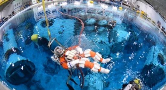 美国宇航员开展水底训练为6年后登陆小行星准备