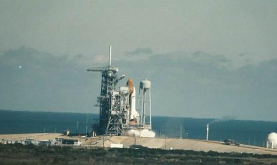 1986年1月28日，“挑战者”号航天飞机等待发射。这是它的第九次发射，也是最后一次。升空后不久，“挑战者”号发生爆炸，7名宇航员全部罹难