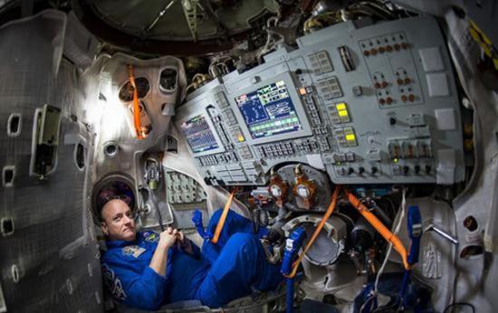 莫斯科星城的尤里-加加林宇航员培训中心，美国宇航局宇航员斯科特-凯利坐在“联盟”号飞船的模拟器里。3月28日，斯科特将与俄罗斯联邦航天局宇航员米哈伊尔-科尔尼杨