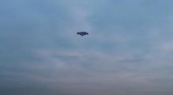 美国纽约州上空出现一个锯齿状不明飞行物 拍摄者手机热量过高自动关机