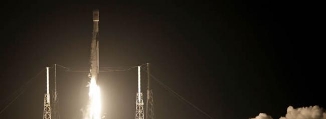 搭载印尼Merah Putih通信卫星的SpaceX“猎鹰9号”运载火箭发射升空