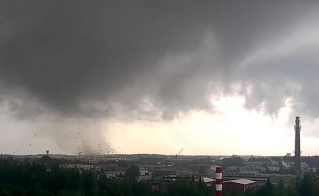 俄罗斯的瑟克特夫卡尔受到龙卷风吹袭。