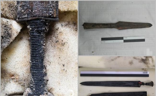 挖掘出的文物包括剑柄（左图）、越式矛和青铜剑（右上及下图）。
