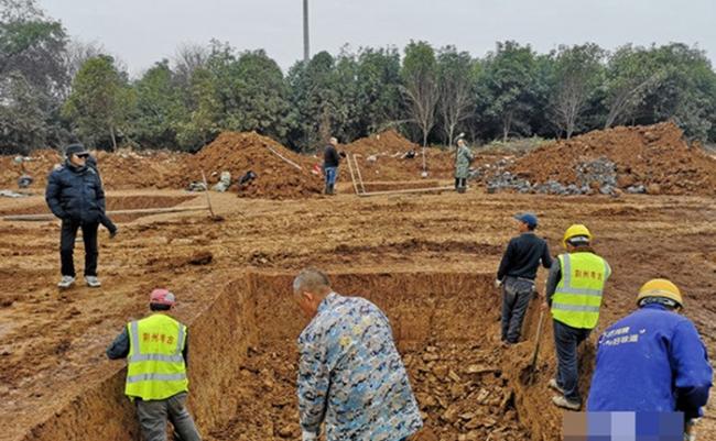 考古队成员在墓葬小心挖掘。