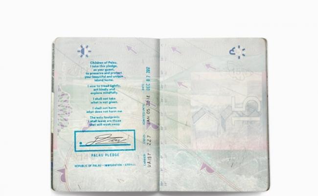 “帕劳誓词”在游客的护照上盖章。（帕劳传承计划提供）