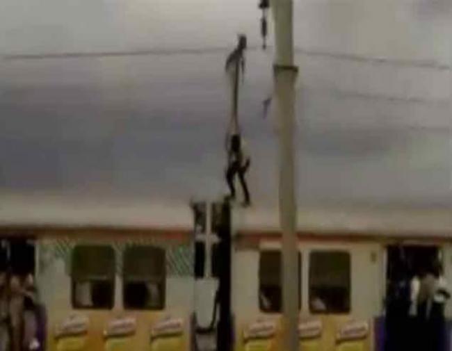 印度青年不要命 在火车顶玩“冲浪”