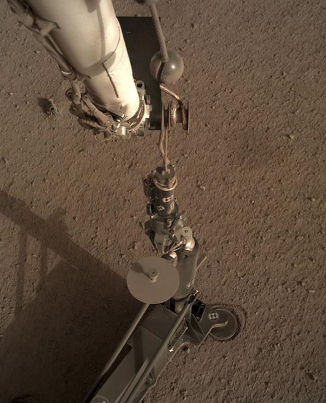 美国航天局洞察号火星探测器在火星表面钻探4小时后已深入地表18至50厘米