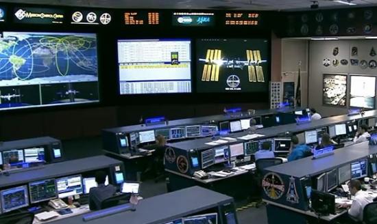 NASA直播整个太空漫步过程，连控制中心一举一动亦可看清。