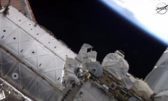 怀斯曼在国际太空站外进行修理工作