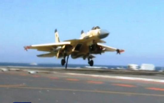 央视军事频道播出国产歼15舰载战斗机挂弹在航母辽宁舰上滑跃起飞降落视频。