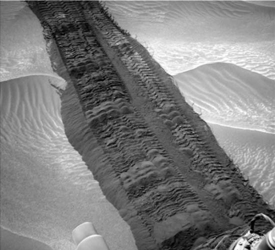 好奇号的“足迹”。好奇号导航相机拍摄，这是2014年8月4日，此时好奇号正跋涉穿越一片沙地。